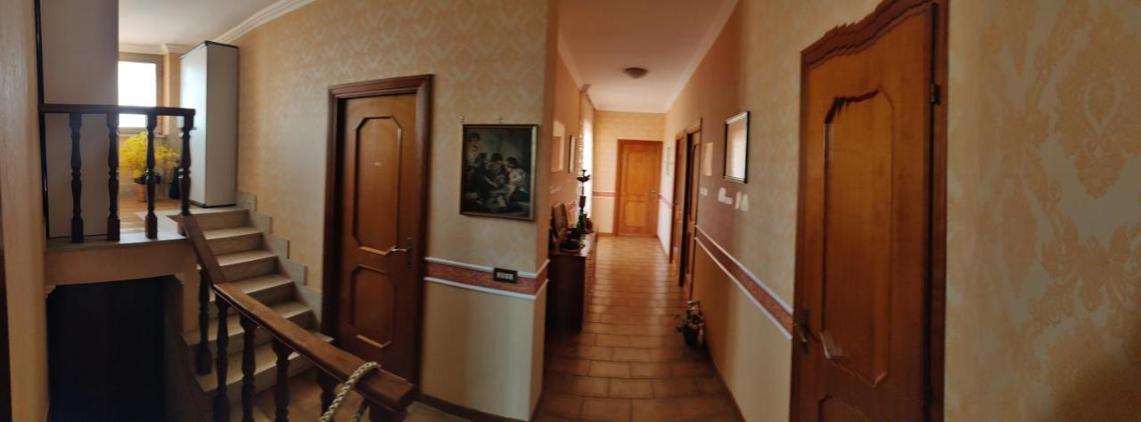 Hillary House Hotell Fiumicino Exteriör bild